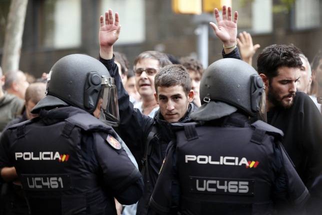 Rohamrendőrök akadályozzák a szavazásban a katalánokat – van, ahol már voksoltak