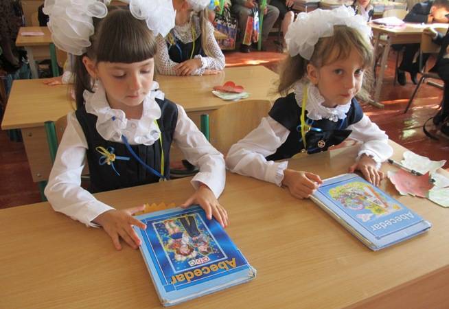 Bukarest ösztöndíjprogramot indít az Ukrajnában anyanyelvükön tanuló román diákok számára