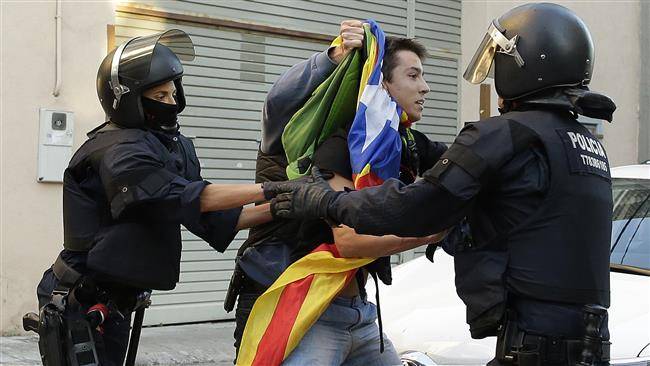 Több ezer rendőrt vezényel ki a spanyol kormány Katalóniából