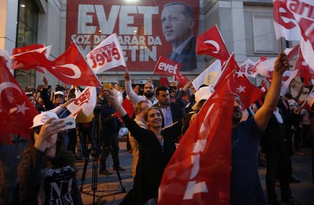 Ankara: győztek az igenek az elnöki rendszerről szóló népszavazáson