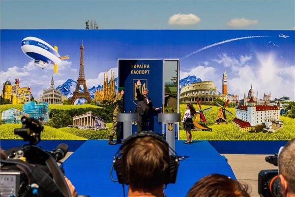 Porosenko: a vízummentesség lerombolja az Ukrajna és EU közötti „papírfüggönyt”