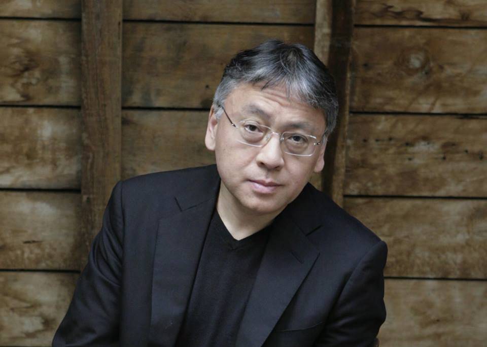 Kazuo Ishiguro angol író kapja az irodalmi Nobel-díjat