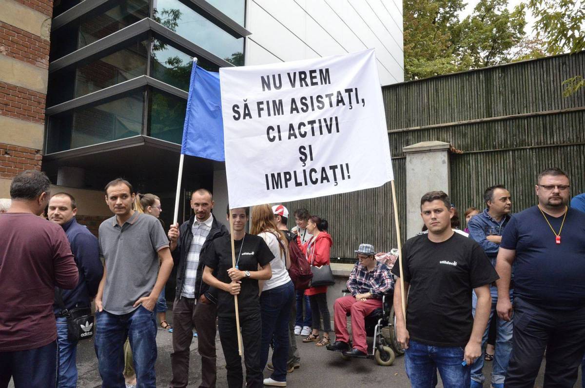 Tüntettek a fogyatékkal élők – 2000 munkahely szűnhet meg egy kormányrendelet miatt