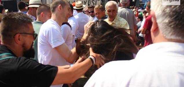 Megbírságolták az Orbán Viktort kifütyülő nőt és a hajhúzó fotóst