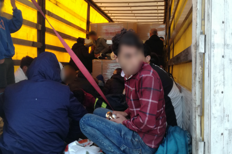 Magyar rendőrök fogása: török sofőr, román kamion, 45 szír a raktérben