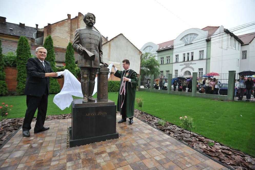 Jelképes hazatérés: Arany János-szobrot avattak Nagyváradon