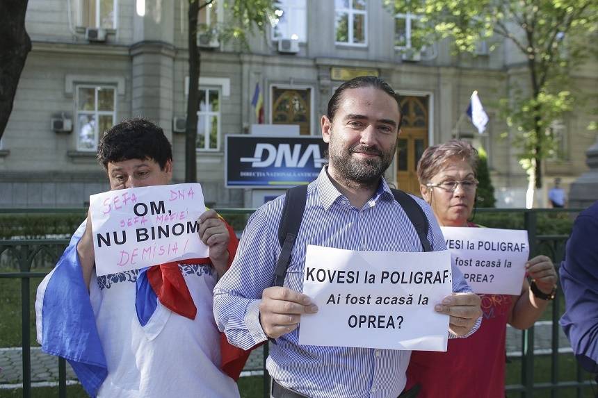 Kövesi lemondását követelve a DNA előtt tüntet egy PSD-s képviselő