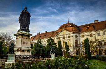 Magyar kormánytámogatásból újítják fel a váradi barokk palotát