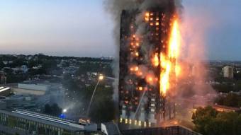 Teljesen kiégett egy toronyház Londonban, halottak is vannak
