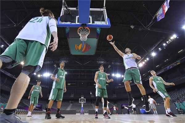 Optimistán várták a magyar szurkolók a románok elleni kolozsvári kosárlabdaderbit