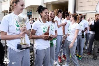Több százan ünnepelték Sepsiszentgyörgyön a bajnoki címvédő női kosarasokat