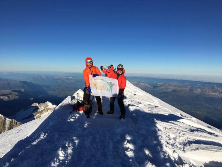 Meghódították a Mont Blanc-t a jótékony céllal útnak induló kolozsvári hegymászók