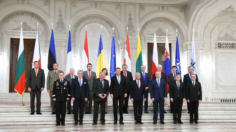 Johannis a bukaresti kilencek értekezletén: a NATO-tagországok közös biztonsága közös tehervállalással jár együtt
