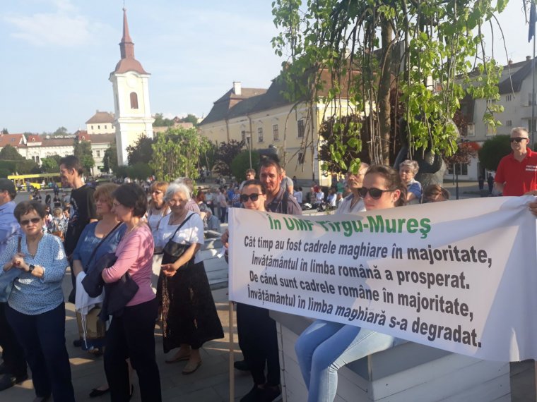 Nem kérnek a jogtiprásból: több százan tiltakoztak Marosvásárhelyen a MOGYE és a Petru Maior egyesítése ellen