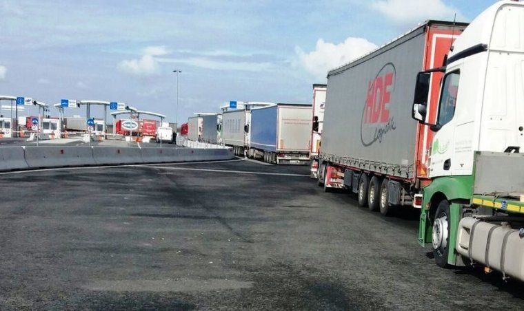 Órákat rostokolnak a teherautók a román–magyar határnál