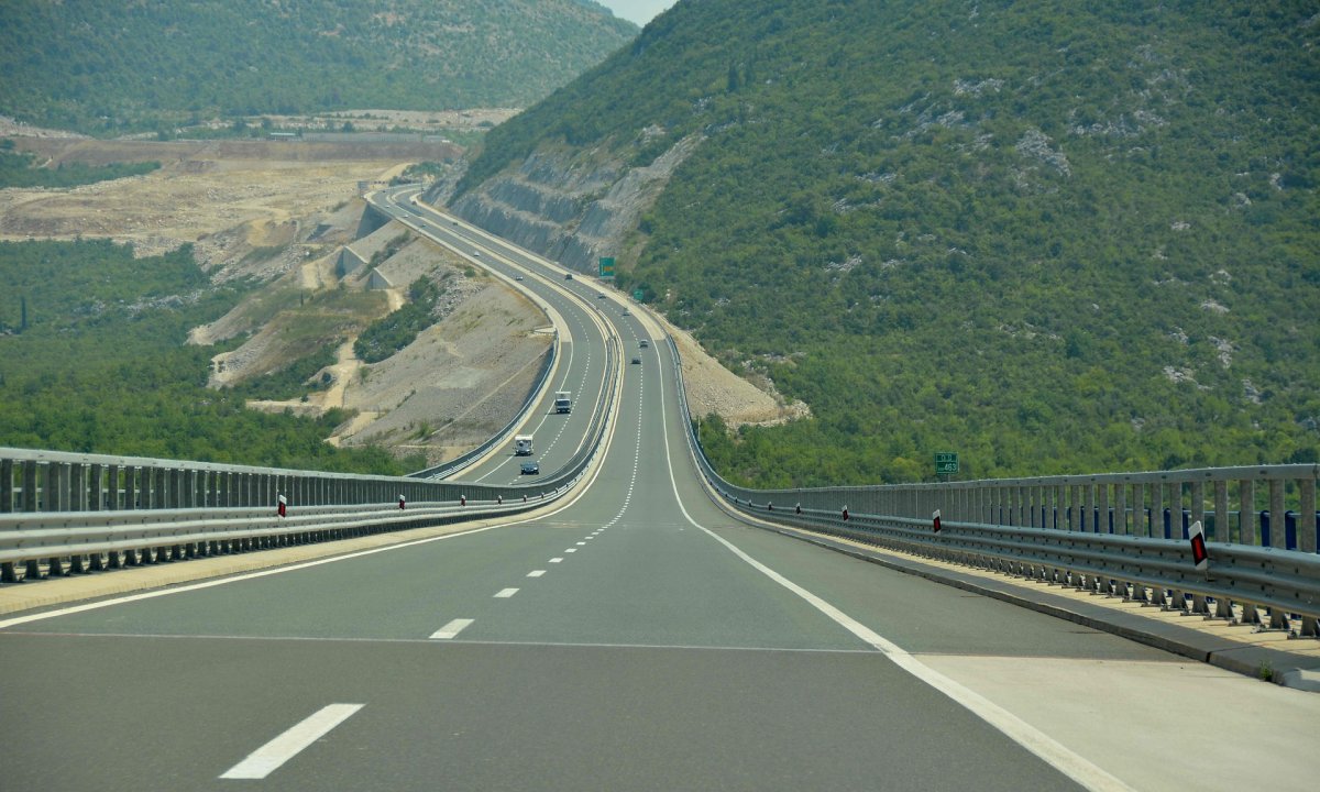 Románia közlekedési minisztere szerint az autópálya-építés elüldözné a multikat