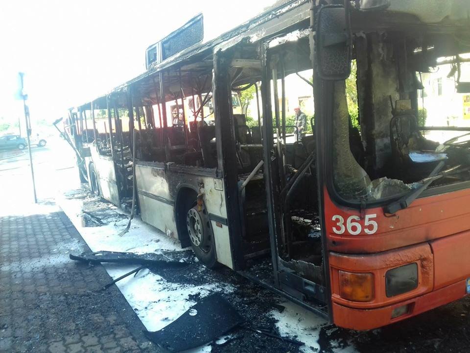 Lángba borult Aradon egy autóbusz, miután felrobbant egyik kereke – az utasok megmenekültek