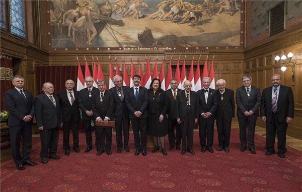 Hitelesség, megfontoltság – Corvin-lánc kitüntetéseket adott át Áder János a Parlamentben