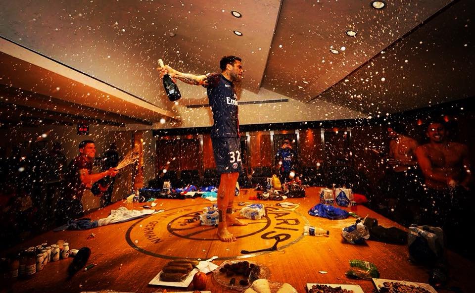 Dani Alves lett minden idők legtöbb trófeát nyerő labdarúgója