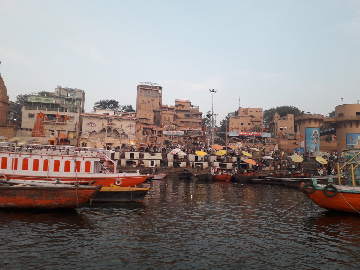 A hinduk szent folyójuk, a Gangesz partján égetik el halottaikat, a vízbe szórják a hamvakat. A széles folyón rengeteg csónak közlekedik, a parton reggeli nyüzsgés •  Fotó: Kiss Judit