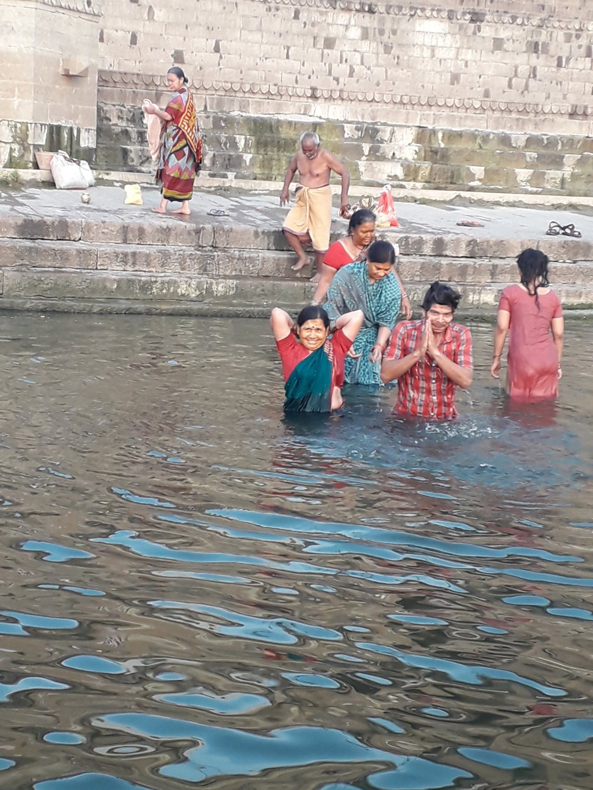Rituális fürdés a Gangeszben, reggel •  Fotó: Kiss Judit