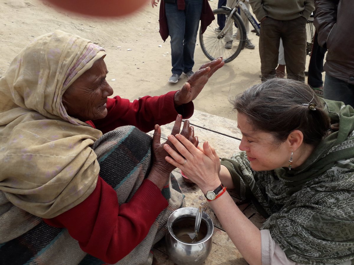 Áldásosztás a Gangesz mellett. Az idős nő mutatta, hogy vak, de imádkozik mindazokért, akik a közelébe mennek •  Fotó: Kiss Judit
