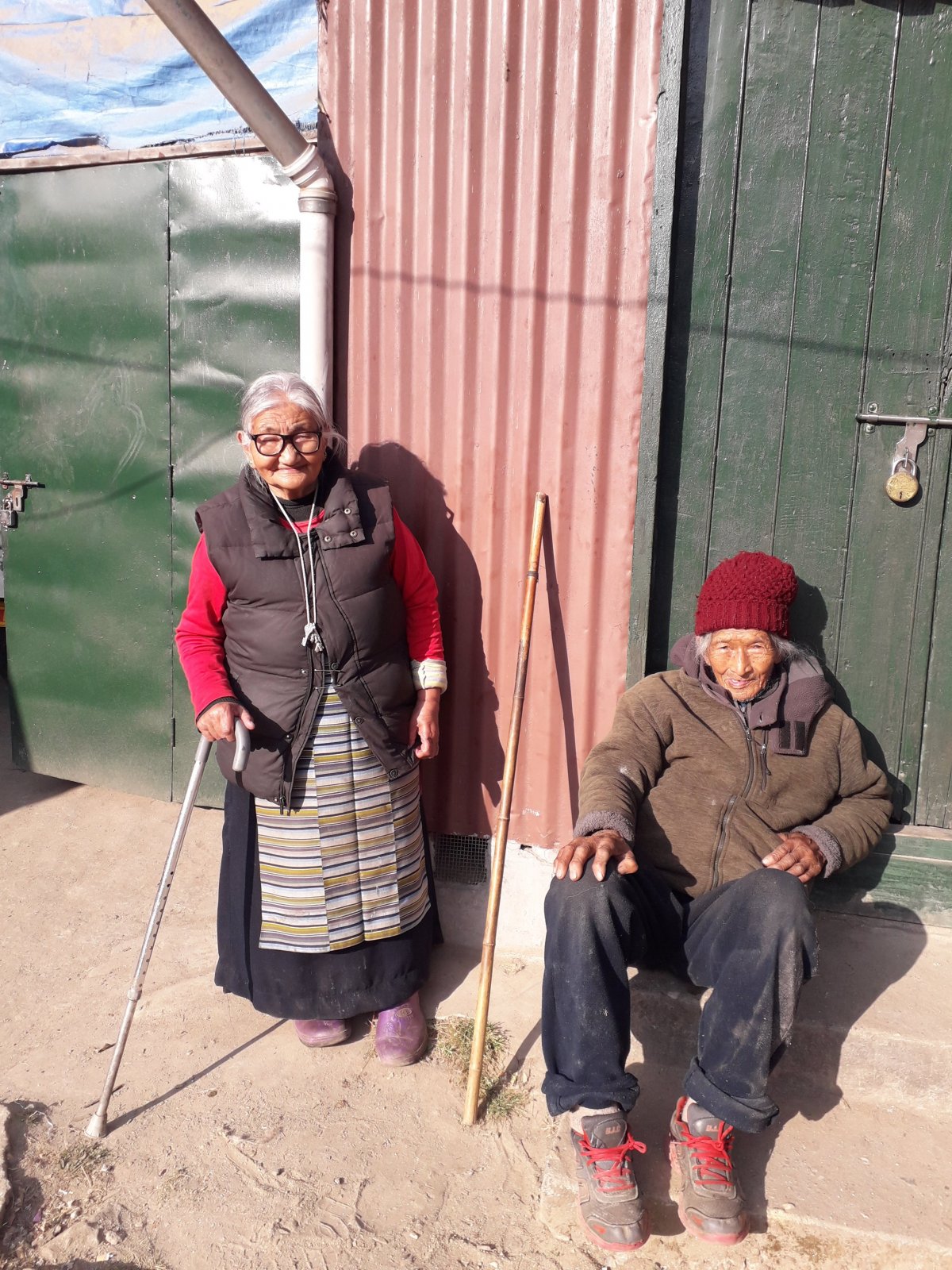 Tibeti menekültek a dardzsilingi táborban. Több mint 50 éve érkeztek Indiába az idős generáció tagjai, valószínűleg soha nem térhetnek vissza már hazájukba •  Fotó: Kiss Judit