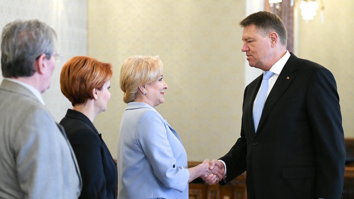 Egyeztetésre hívta be Viorica Dăncilă miniszterelnököt Klaus Johannis államfő