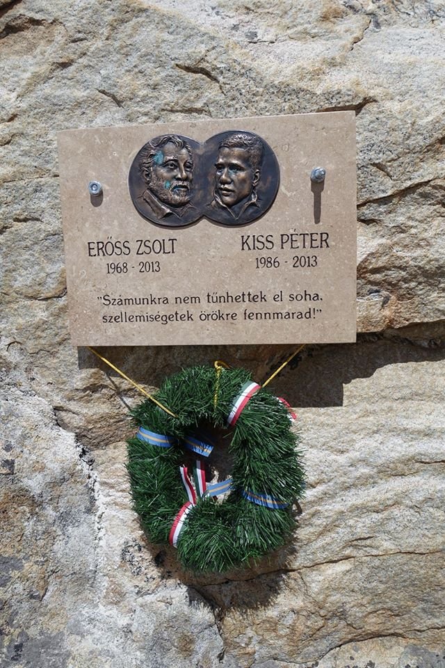 Emléktáblát állítottak Varga Csabáék Erőss Zsoltéknak a Kancsendzönga alaptáborában