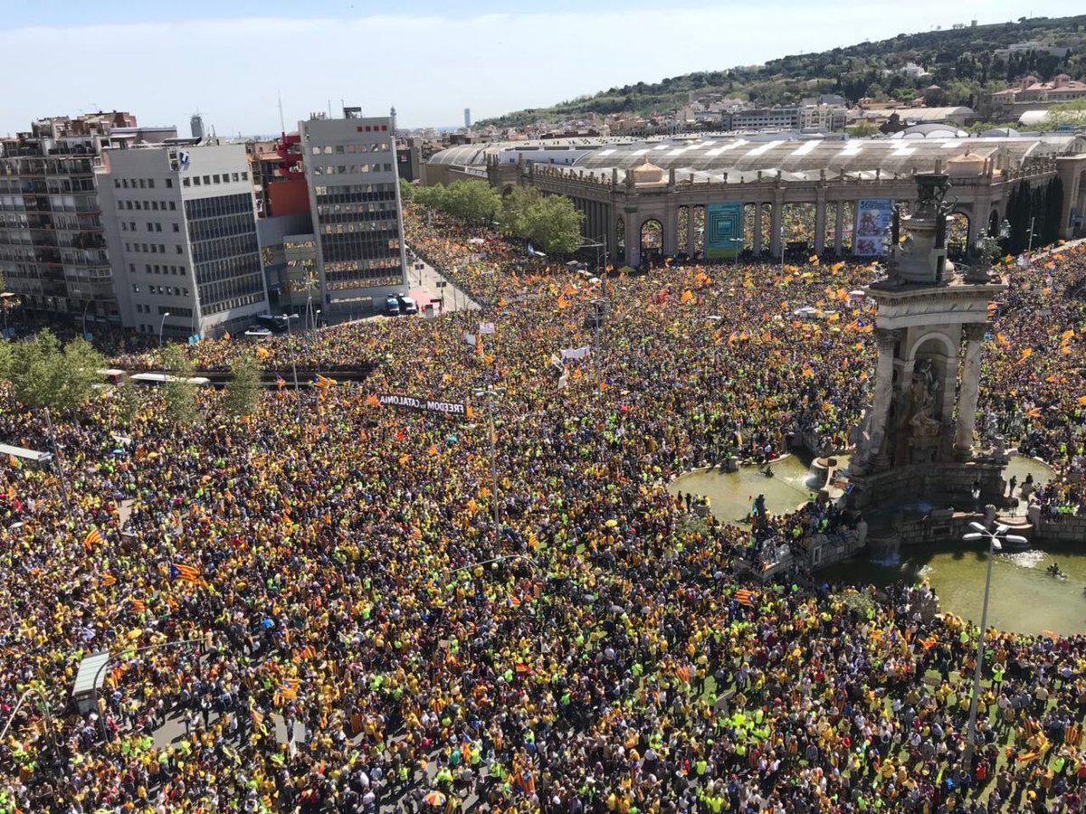 Százezrek tüntettek Barcelonában a függetlenségi politikusok szabadon engedéséért