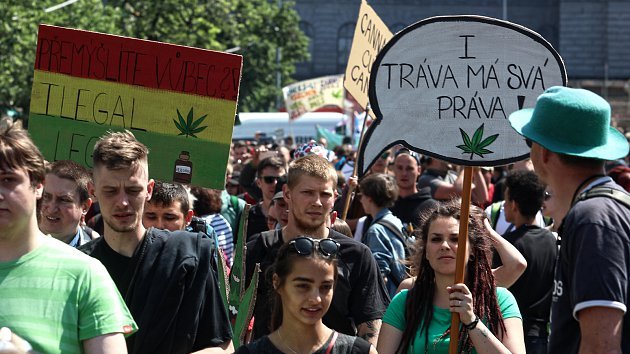 Több ezren tüntettek Prágában a marihuánafogyasztás legalizálásáért