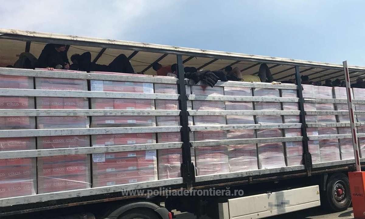 Több mint harminc migránst találtak egy kamionban a magyar és a román határőrök