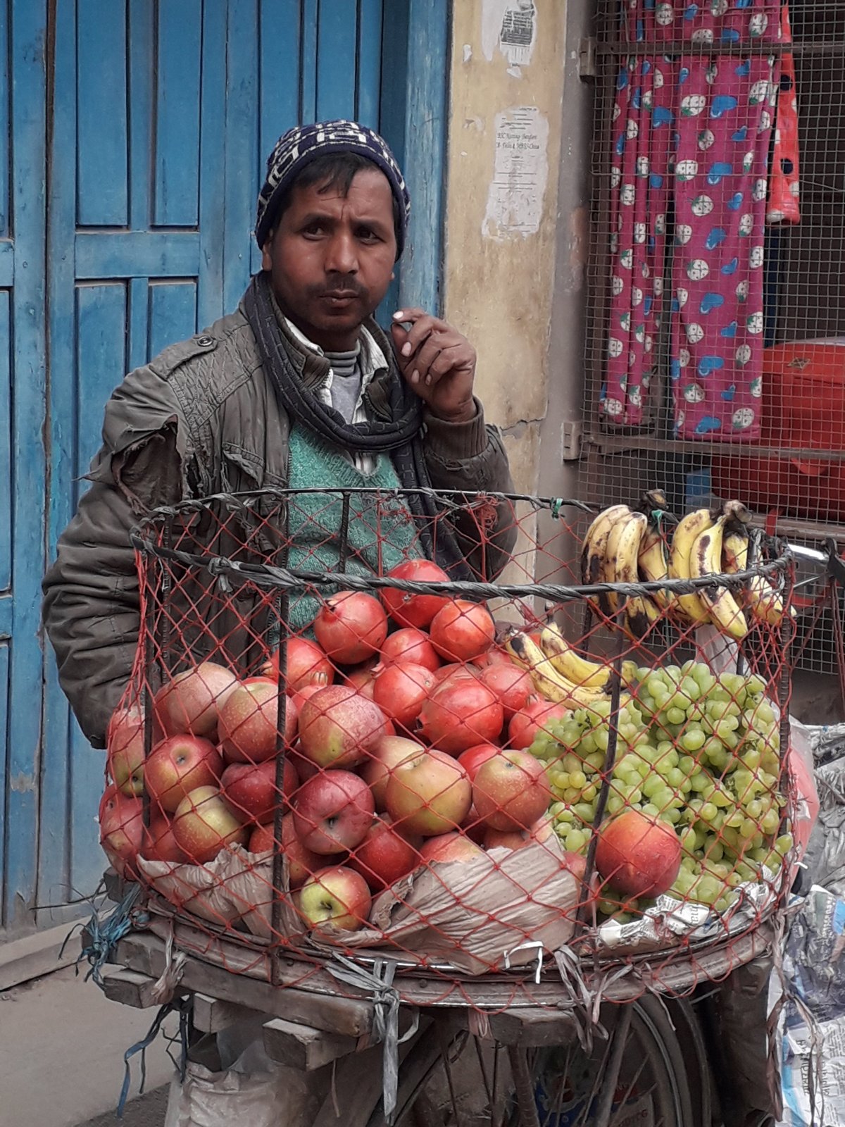 Gyümölcs-és zöldségárus Katmanduban. Általában óriási, hálókból font kosarakban tartják épen az árut •  Fotó: Kiss Judit