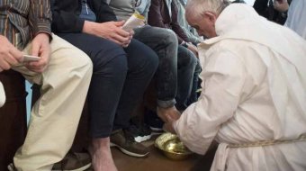 Rabok lábát mosta meg Ferenc pápa nagycsütörtökön