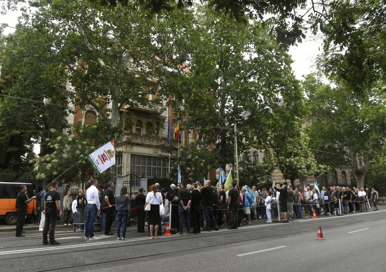 Románia budapesti nagykövetsége előtt tüntettek Bekéék szabadon bocsátásáért