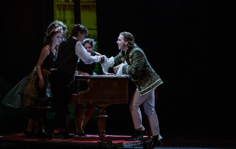 Szabadságélmény a kolozsvári színpadon – Mozart életútját vitte színre az Apáczai vegyes kara a magyar operában
