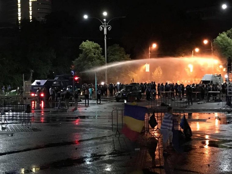 Bukaresti tüntetés: hetven személy került kórházba – a csendőrség indokoltnak nevezte a határozott fellépést