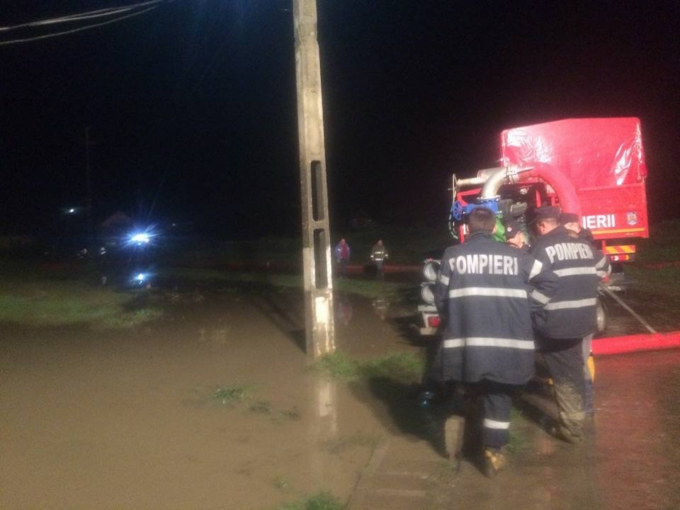 Több mint 200 személyt menekítettek ki az árvíz elől Szeben megyében