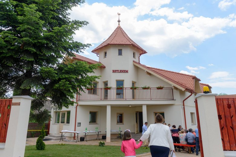 „Szivárványház” nyílt Brassóban, ima- és szeretetotthonaként működik