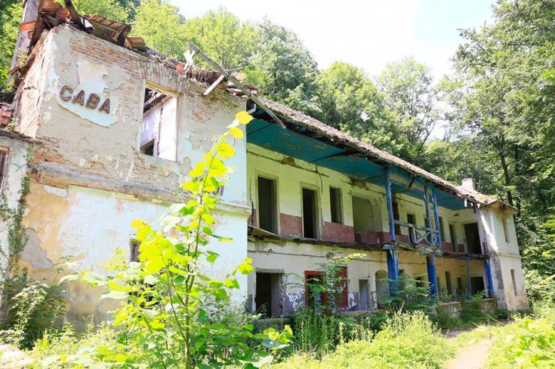 Megmentenék a révi Zichy-menedékházat – veszélybe került a 2,5 millió eurós határ menti projekt