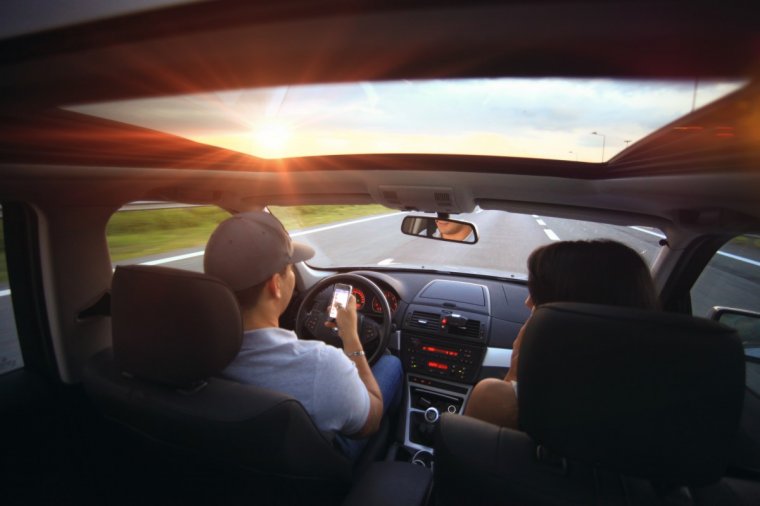Életekkel játszik, aki vezetés közben mobilozik – vészesen terjed a balesetveszélyes telefonhasználat