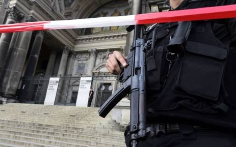 Rálőtt egy rendőr egy késsel randalírozó férfira a berlini dómban