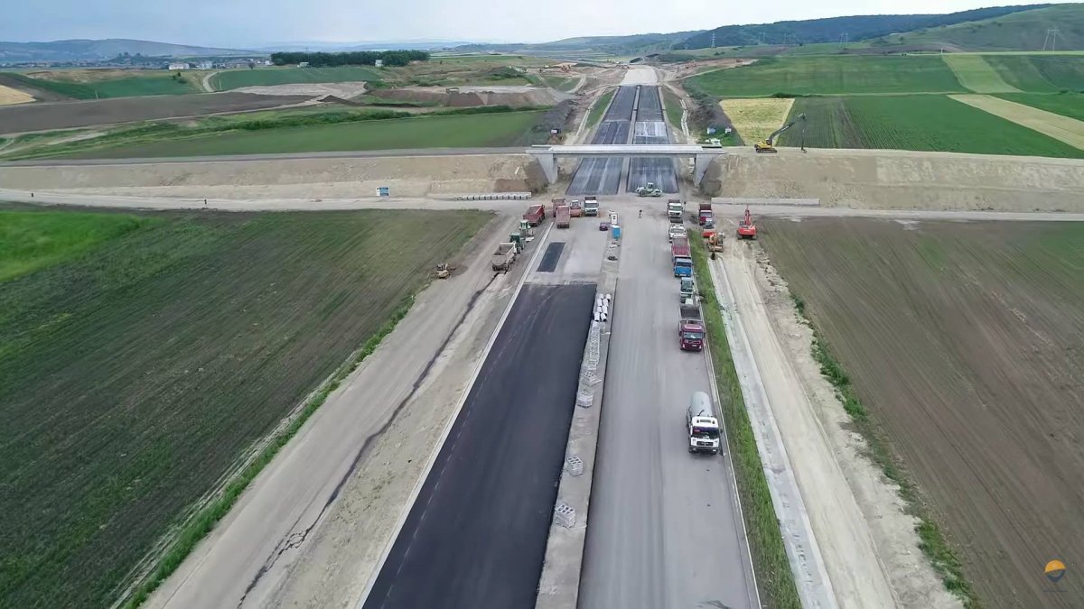 „Exportálják” az autópályát: építőanyagot szállít Románia a magyarországi sztrádákhoz