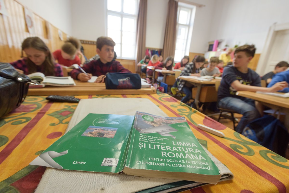 Tízmillió eurós projekttel segítenék a kisebbségi diákok könnyebb romántanulását