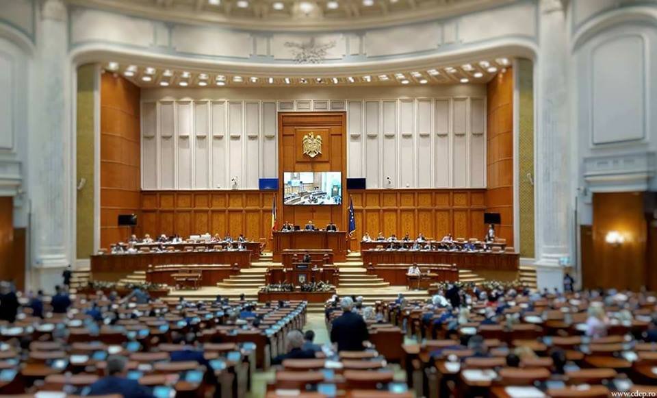Megszavazta a képviselőház a kényszerszabadságra küldött alkalmazottak juttatásáról szóló tervezetet