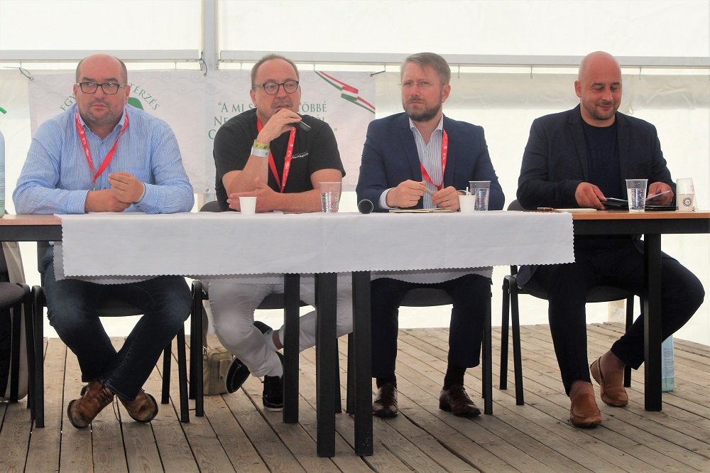 Évértékelőt tartottak a külhoni magyar pártok vezetői a Martosi Szabadegyetemen