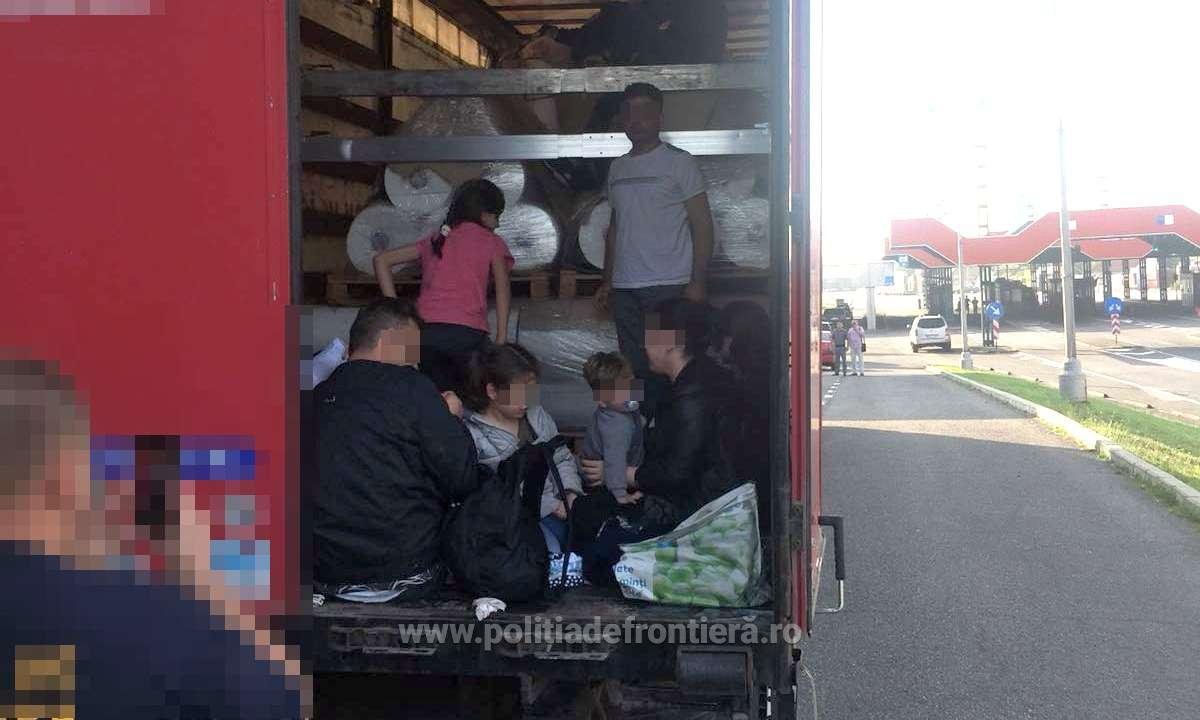Határsértőket tartóztattak fel Nagylaknál: 23 iraki és egy szír állampolgár próbált Magyarországra jutni egy kamion rakterében