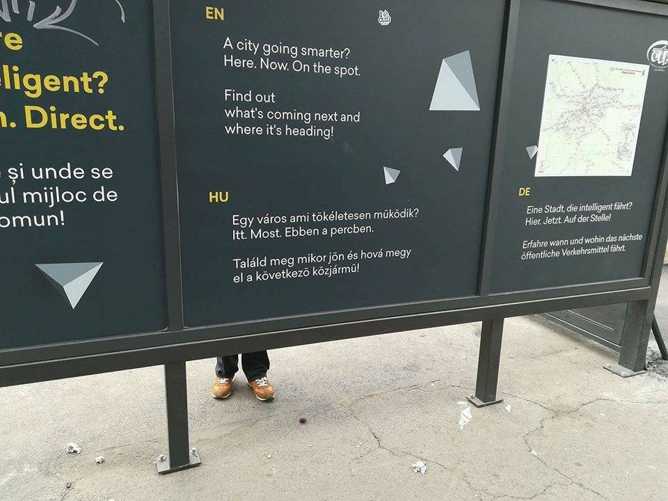 Magyartalanok maradtak a kolozsvári feliratok: nyolc hónap alatt sem sikerült kijavítani a buszmegállós reklámszövegeket