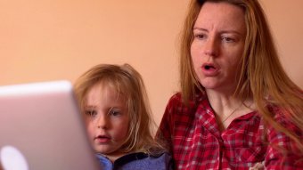 „A Google az új bébiszitter, szomszéd, háziorvos” – beszélgetés a gyereknevelés és internethasználat kapcsolatáról