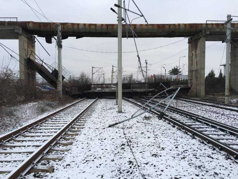 Leszakadt egy tartószerkezet, megszakadt a vasúti összeköttetés Bukarest és Brassó között
